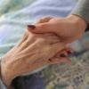 Familienpflegezeit: Die Pflege von Familienangehörigen wird ab diesem Jahr erleichtert. Arbeitnehmer können dafür ihre Arbeitszeit bis zu zwei Jahre lang auf bis zu 15 Stunden die Woche reduzieren - sofern der Arbeitgeber zustimmt. Um die Gehaltseinbußen währenddessen abzufedern, ist eine Lohnaufstockung vorgesehen. Wer zum Beispiel befristet von einer Vollzeit- auf eine Halbzeitstelle wechselt, erhält 75 Prozent des letzten Bruttoeinkommens. Nach der vollen Rückkehr muss der der gezahlte Vorschuss wieder abgearbeitet werden.
