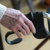 Mehr Geld gibt es auch für Pflegebedürftige. Bei jenen, die zu Hause ambulant versorgt werden, steigt der Pflegesatz abhängig von der Pflegestufe zwischen 10 und 60 Euro im Monat. Bei Heimbetreuung bleiben die Pflegesätze für die Pflegestufen I und II unverändert, in der Stufe III und für Härtefälle werden künftig zwischen 40 und 93 Euro mehr bezahlt. Die Höchstsätze liegen dann in der ambulanten Pflege für die Pflegestufen I/II/III bei 450/1100/1550 Euro, im stationären Bereich bei 1023/1550/1918 Euro. In Härtefällen liegt der Pflegesatz ambulant und stationär bei jeweils 1918 Euro im Monat.