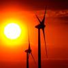 - Erneuerbare Energien: Der Anteil erneuerbarer Energien an der Stromerzeugung soll bis 2020 auf 35 Prozent steigen, bis 2030 auf 50 und bis 2050 auf 80 Prozent. Das sieht die ab Januar geltende Novelle des Erneuerbare-Energien-Gesetzes (EEG) vor. Um die Kosten des Ausbaus im Griff zu halten wird die Solarförderung um weitere 15 Prozent gesenkt: Bei Sonnenstrom vom Hausdach fällt sie von 28,74 auf 24,43 Cent pro Kilowattstunde.