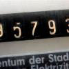Transparentere Rechnungen: Ab Februar müssen Stromanbieter ihre Kunden in Rechnungen umfassender informieren und über ihren Verbrauch aufklären. Verbraucherzentralen weisen darauf hin, dass die Rechnung dann Grafiken enthalten soll, aus denen hervorgeht, wie sich der eigene Verbrauch zu dem vergleichbarer Haushalte verhält. Dies soll helfen, den eigenen Verbrauch besser einzuschätzen und zu erkennen, wo es Einsparmöglichkeiten gibt. Bei Streit mit dem Anbieter können sich Verbraucher zudem an eine neue bundesweite Schlichtungsstelle wenden (www.schlichtungsstelle-energie.de).