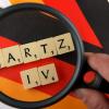 Der Regelsatz für Hartz-IV-Singles steigt um 10 auf 374 Euro, ein Plus von 2,74 Prozent. Die Erhöhung orientiert sich an der Entwicklung von Löhnen und Preisen. Die Erhöhung kostet etwa 570 Millionen Euro. In Paar-Haushalten steigt der Hartz-Satz um jeweils 9 auf 337 Euro. Bei Kleinkindern bis fünf Jahre gibt es ein Plus von 4 auf 219 Euro. Bei älteren Kindern bleiben die Regelsätze unverändert. Zuletzt war der Hartz-IV-Satz zum 1. Januar 2011 um 5 auf 364 Euro angehoben worden. Es gibt rund 6,1 Millionen Hartz-IV-Empfänger, darunter knapp 1,7 Millionen Kinder unter 15 Jahren.