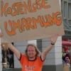 Kostenlose Umarmung gefällig? "Mister Hug" herzt Karlsruher