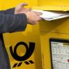 Die klassische Briefbeförderung mit Postboten, Umschlägen, Briefkästen und Papier könnte schon bald belächelte Vergangenheit sein.