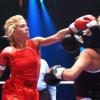 Auch 2003 flogen die Fäuste - im Bild die ehemalige Eiskunstläuferin Tanja Szewzcenko (links), die eine linke Gerade im Gesicht der britischen Sängerin Samantha Fox platziert. Auch dieser Volltreffer führte zu ihrem Sieg.