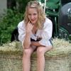 Das Model Veronika (21) aus Oberbayern posiert für den bayerischen Jungbauernkalender 2013 auf einem Bauernhof in Meeder-Moggenbrunn (Oberfranken).