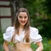 Eine Assistentin zupft Model Greta (21) aus Oberfranken die Shorts zurecht.