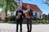 Wasserburgs Pfarrer Ralf Gührer (links) freut sich, dass der Lindauer Landrat Elmar Stegmann die Patenschaft für den ersten Firstziegel übernommen hat.