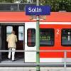Ein Mann steigt am S-Bahnhof Solln iin eine S-Bahn ein. Am Vortag war hier ein Fahrgast tödlich verletzt worden.
