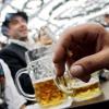 In Bayerischen Eckkneipen und in Nebenräumen von Gaststätten darf wieder geraucht werden, hat das Bundesverfassungsgericht in Karlsruhe bestätigt. Auch für Festzelte gilt eine Ausnahmeregelung wie hier beim Oktoberfest 2008. (Archivfoto)
