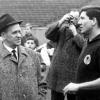 Horst Szymaniak (r) unterhält sich beim Training 1964 mit dem ehemaligen Bundestrainer Sepp Herberger.