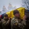 Soldaten der Ehrengarde tragen den Sarg eines ukrainischen Offiziers während einer Trauerfeier in Kiew.
