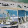 Entwürfe für eine Zentralmoschee in Karlsruhe an einem Infostand beim Kulturfest der Ditib-Gemeinde.