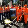 Da strahlen nicht nur die orangenen Anzüge: Elf neue Saubermänner hat die Stadt Karlsruhe eingestellt. Sie sollen für mehr Sauberkeit sorgen.