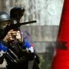 Ein Paintball-Spieler geht hinter einem Luftsack, dem sogenannten Subair, in Deckung (Archiv).