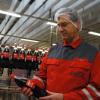 Bernhard Böse, Betriebsleiter für den Standort Karlsruhe, kontrolliert das Etikett einer Coca-Cola-Flasche.