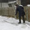 Erst schaufeln, dann streuen: Umweltschützer raten dazu, Sand und Splitt statt herkömmlichem Streusalz zu nehmen
