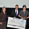 Carola Schmidt und Jan Hollmann von den
Wirtschaftsjunioren Karlsruhe gratulieren dem Regionalsieger Yanis
Lathrache von der Europäischen Schule Karlsruhe