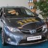 Toyota Auris Hybrid Comfort
hier in der Farbe "Iolithblau Metallic"
CO2-Effizienz: A+
CO2-Emission: 89 g/km kombiniert
Kraftstoffverbrauch:
kombiniert 3,9l / 100km
innerorts 3.8l / 100km
außerorts 3.8l / 100km