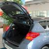 Den Toyota Auris gibt es in dieser Ausführung mit B-Säulen in Klavierlack-Optik und Chromzierleiste an den unteren Fensterrahmen (Fahrzeugseite). Damit wird er zum eleganten Hingucker.
Besonders praktisch: der 2-fach höhenverstellbare Gepäckraumboden