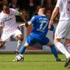 Union-Kapitän Mouhani (l) setzt sich gegen Timo Staffeldt vom KSC durch.