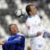 Der Karlsruher Alexander Iashvili (r) und der Rostocker Kevin Schöneberg im Kopfballduell.