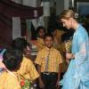 Susanna Deichmann beim Besuch einer sozialen Einrichtung in Indien.