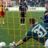 Per Elfmeter erzielt der Koblenzer Mavric (r) gegen Karlsruhes Miller das 2:1.