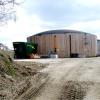 Solche in landwirtschaftliche Betriebe integrierte Biogas-Anlagen kauft die EnBW