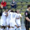 Die Spieler des Karlsruher SC feiern den Sieg gegen Ahlen.