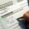 Einzahlungen in einen Riestervertrag können Sparer von der Steuer absetzen. (Bild: dpa)

Wenn beide Ehepartner Arbeitnehmer sind, haben sie ab 2010 mehr Wahlmöglichkeiten bei der Steuer