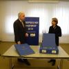 Oberbürgermeister Heinz Fenrich und Kulturamtsleiterin Susanne Asche bei der Vorstellung des Projekts "Karlsruher Europäischer Stadtbrief 2010".