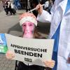 Peta demonstriert in Karlsruhe: "Tierversuche sind grausam und unnötig"