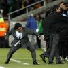 Argentiniens Trainer Diego Maradona (l) jubelt über das 1:0 gegen Griechenland.