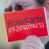 Ein Demonstrant hält eine "Rote Karte für Stuttgart 21" in der Hand.
