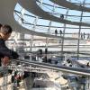 Besucher-Magnet: Am Reichstag mit seiner gläsernen Kuppel kommen viele Touristen nicht vorbei. (Bild: dpa)