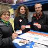 Renate Jäckel, Nicole Battenfeld (TKK) und Peter Hellriegel warben am Dienstag auf dem Marktplatz für Organspende.