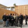 Bauleiter Rudi Lehnert und Hajo Becker, Landrat Dr. Christoph Schnaudigel, kommissarische Schulleiterin Gabriele Barth, Zimmermann Karl-Peter Mader, Bürgermeister Ulli Hockenberger und Architekt Thomas Stark beim Richtfest an der »Käthe«.