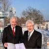 Regierungspräsident Dr. Rudolf Kühner bei der Übergabe der neuen Schutzgebietsverordnung "Alter Flugplatz
Karlsruhe" an Oberbürgermeister Heinz Fenrich.
