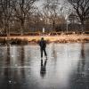 Auf den Karlsruher Seen im Schlossgarten und der Günther-Klotz-Anlage herrscht im Januar Eiszeit. Einige Wagemutige zieht es da auf die zugefrorene Fläche zum Schlittschuhlaufen und Eishockeyspielen.