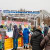 Die Eiszeit vor dem Karlsruher Schloss lockte auch am Sonntag, 14.1.2024, wieder zahlreiche Besucher auf die Eislaufbahn.