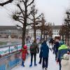 Die Eiszeit vor dem Karlsruher Schloss lockte auch am Sonntag, 14.1.2024, wieder zahlreiche Besucher auf die Eislaufbahn.