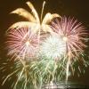 Größer, bunter, länger: Für Silvester bieten die Hersteller ein aufwendiges Feuerwerk an. (Bild: dpa)
