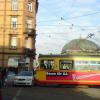 Teure Unachtsamkeit: Luxuswagen von Straßenbahn gerammt