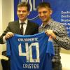 KSC-Präsident Ingo Wellenreuther (l.) überreicht dem neuen KSC-Stürmer Andrei Cristea das Trikot mit der Nummer 40.