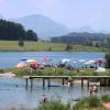 Der Deutsche Wetterdienst erwartet in Bayern bis zu 35 Grad am Samstag. Viele Menschen suchen deshalb Abkühlung am oder im Wasser. Der Deutsche Wetterdienst erwartet in Bayern bis zu 35 Grad am Samstag. Viele Menschen suchen deshalb Abkühlung am oder im Wasser.