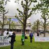 Demonstranten von FFF haben sich vor dem Bundesverfassungsgericht versammelt, um gegen das neue Klimaschutzgesetz der Bundesregierung zu protestieren. Das Gesetz der Ampel-Fraktionen geht den Demonstranten nicht weit genug. Demonstranten von FFF haben sich vor dem Bundesverfassungsgericht versammelt, um gegen das neue Klimaschutzgesetz der Bundesregierung zu protestieren. Das Gesetz der Ampel-Fraktionen geht den Demonstranten nicht weit genug.