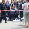 Gegendemsonstrant will AfD-Plakat herunterreißen, dass Polizistentod in Mannhei instrumentalisiert.