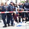 Gegendemsonstrant will AfD-Plakat herunterreißen, dass Polizistentod in Mannhei instrumentalisiert.