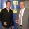Der Karlsruher "Bufdi" Henning Kestler (l.) mit dem Bundestagsabgeordneten Heinz Golombeck.