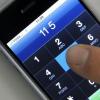 Ein Bürger wählt auf seinem Telefon die Nummer "115". Karlsruhe nimmt ab November an dem Pilotprojekt einer einheitlichen Behördennummer teil.